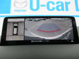 車体の大きいCX-8でも、狭い駐車場やT字路での取り回しが楽になる『360&deg;ビューモニター』を完備。上空から見下ろす全周囲カメラと障害物センサーの連携で、周囲の見通しを高めます。
