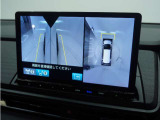 ◆サイドビュー◆サイドのカメラでは、ドライバーの視点からはピラーの陰になる部分や前後左右のウインドウの下側など、どうしても見ることができない死角をカバーします。