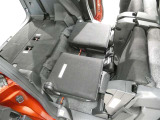 後列シートは跳ね上げ式で折りたたみ可能です。キャンプ用品など大きな荷物もばっちり収納可能です!