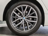 【BMWアロイホイル】軽量かつ強度に拘ったアロイホイル。走行性能ポテンシャルを引き出す設計。車の足元を引き締めてくれる大きなポイントはアロイホイルです。