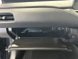 ちょっとしたところは収納ボックスにもなっています。車内はサイズも決まっているので、収納が少ないと思っているアナタ!ご安心ください。さまざまなところに収納が隠れているんです♪