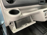 グローブボックスなどの多彩で便利な収納が設けられています