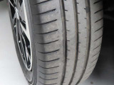 タイヤサイズは「185/60R16」になります。タイヤの溝は約5mm残っています。