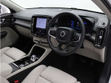 インストルメントパネルは僅かに運転席側へと傾けられているほか、余計なスイッチ類を可能な限り排し、運転に集中しやすい環境を造り出しています。