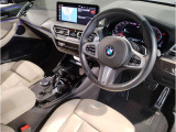 BMWのステアリングはドライバーと車体が一体感に感じれるような操作性を実現しております。また、握りやすさや操作性を向上するためにスイッチ類も配置されております。