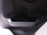 後部座席にもドリンクや小物入れあります。