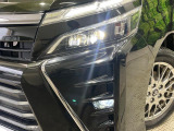 【LEDヘッドライト】悪天候や夜間走行時も良好な視界を確保し安心して運転できる高輝度LEDヘッドライトを装備!点灯速度が早く、消費電力も抑えられています。