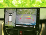 周囲を上から見た表示と後方映像を同時に確認でき、駐車時の周辺把握をサポート。ガイド線も表示されるため、車庫入れや幅寄せの際に位置関係をつかみやすい画面です。