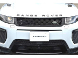 ブラックパックが装着でRANGE ROVERバッチやグリルなどがグロスブラックとなり引締まった印象になります。