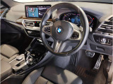 【ハンドル】ドライバーとBMW車の一体感がダイレクトに伝わるステアリングホイール。形状・太さへの拘りに加えて、操作性を高める為にスイッチ類も配置。クイックかつ安定のドライビングを体感下さい!