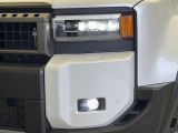 【LEDヘッドライト】悪天候や夜間走行時も良好な視界を確保し安心して運転できる高輝度LEDヘッドライトを装備!点灯速度が早く、消費電力も抑えられています。