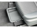 助手席下に車検証入れなどを収納できる小物入れがあります。