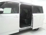 【両側パワースライドドア】両側パワースライドドア付きだから、狭い駐車スペースなどでの 乗り降りラクラク!小さなお子さまのいるご家庭には嬉しい装備。