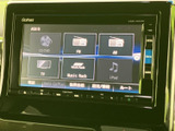 CD/DVDやラジオ、テレビなどの選択肢が画面上に並び、使いたい音源を確認しやすい構成です。日常の移動中も、気分に合わせた音楽やラジオを楽しめます。