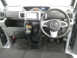 運転席からの視界はこんな感じです☆お気軽にご来店いただき、実際に座って是非お確かめください。ドライバーに寄り添う快適な操作フィールをもたらすステアリングです。
