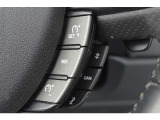 アダプティブクルーズコントロールは、前方車両との安全な車間距離を保ち、走行速度を自動的に調整します。前方の車両が減速すると自車両も減速し安全な車間距離をキープします。