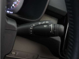 雨滴を自動感知して展開量を自動調整するレインセンスワイパーも標準搭載。突然のゲリラ豪雨や霧雨の続く中でのトンネル連続通過など、騒がしく手を動かす必要はもうありません。