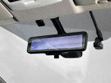 スマートルームミラーで後方の映像がルームミラーで確認できます。
