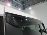 クルマと一体感がある.デザインのプラスチックバイザー 雨の日でも車内の換気ができます。