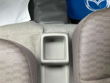 運転席と助手席の間にはドリンクホルダーがあります。