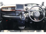 操作性に優れた運転席となります!小物入れや各ボタンの配置にこだわり、使いやすいです!座り心地もよく視認性も良好なのでロングドライブもお任せ下さい!