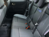 後部座席も広々としており、運転席より高い位置にあるシアターレイアウトになっております。前方の視界も良いです。