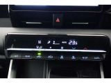 ★エアコンはオートタイプが装着済みです!オートモードにしておけば、車内温度を設定するだけで風の料や吹き出し口の切り替えを機械が行ってくれます!一年中快適な環境を作れますよ♪