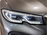 BMWの伝統の丸目4灯ヘッドライトでございます。LEDライトで視認性もよく明るく安全性の向上につながります。