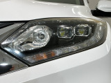 LEDヘッドライトは、点灯の瞬間から最大光量を発揮し、突然暗くなるトンネルなどでの安定感を高めます。