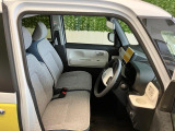 フロントベンチシートが運転席足元もゆったり、広々快適です、助手席へのウォークスルーも楽々可能ですよ☆