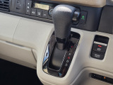 手に馴染むシフトノブで扱いやすく、快適な運転を支えます。