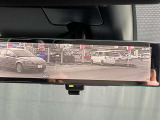 インテリジェントルームミラーは後席の人やヘッドレスト、荷室に積んだ荷物などで後が見にくい時でも、車両後方のカメラ映像をミラー面に映し出すので、いつでもクリアな後方視界が得られます。