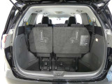 三列目シートは、折りたためますので大きなスペースが出来ちゃいます。キャンプ用品など大きな荷物もばっちり収納可能です♪