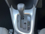 操作しやすいATシフトです♪シフトチェンジを気にしなくていいので運転だけに集中できますね!自然と手に届くところにある、手になじむ形状のシフトノブがいいですね♪