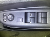 電動格納式リモコンドアミラーと、パワーウィンドウスイッチ等は運転席ドアにあります。