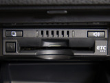 コンソール内一体型のビルトインETC装備!見た目の部分も良いですが、ETCカードの盗難防止になる設置箇所です!料金所の渋滞回避!時間帯・日によって料金の軽減を受けられます!ストレス知らずのドライブ!