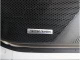 ハーマンカードン搭載モデルは、広々とした車内空間で豊かなサウンド体験を提供する、クリアで迫力あるオーディオシステムが魅力的です。車内に居ながらまるでライブ会場にいるような臨場感を味わえます。