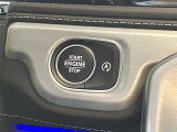 メモリー付きパワーシートが装備されている車両はシートの位置・ドアミラーの角度・ハンドルの位置を3名まで記憶出来ます。