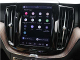 Google搭載のボルボなら、車内にいながら多彩なデジタルライフをお楽しみいただけます。Google Playから必要なアプリをダウンロードして、有意義な移動時間を楽しみましょう。