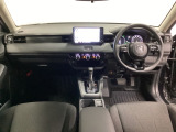 車内は光触媒抗菌消臭施工済です。インパネ周りはスタイリッシュなデザインで機能や装備も充実しています。グローブボックスやカップホルダーのほかにトレーなどたくさんの収納スペースが付いています。