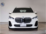 【キドニーグリル】BMWは約90年もの間、ほぼ全ての車両にひと目でBMWだと分かるこの特徴的なフロントグリルが備えられ、デザイン・アイコンとして親しまれてきました。