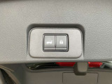 インテリジェントキーを携帯していれば、両手が荷物でふさがっていてもバックドアが開くハンズフリー機能を搭載したオートバックドア装備。