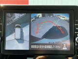 上空から見下ろしているかのような映像をディスプレイに映し出し、スムースな駐車をサポートします。画面は「トップビュー」のほか「サイドブラインドビュー」への切り換えが可能。ますます安心です