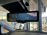 スマートルームミラーは、車両後方に設置されたカメラの映像を、ルームミラーに映し出すことで、死角をなくし、安全性を向上させることができます。また、夜間や雨天時でも、クリアな映像を映し出すことができます。