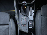 【シフトノブ】BMWの高性能オートマチックは、ATセレクトレバーを左側に倒すことで、通常の「D」から「S」(スポーツ)または「M」(マニュアル)へと切り替えが可能です。