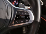 運転中にもオーディオの音量やFMの切り替えなどステアリングでの操作で切り替え可能なため、ステアリングから手を放す必要がない為、運転中でも操作が簡単でございます。