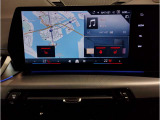 【カーブドディスプレイ】速度計などを表示する12.3インチの情報ディスプレイと、カーナビなどを表示するタッチが可能な14.9インチのディスプレイが1枚のパネルに集約され視認性、操作性を高めております。