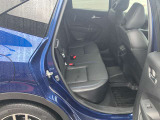 コンパクトな車ですが、後席も充分なスペースを確保しています。足元空間も広くリラックスしてドライブが楽しめます。