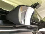 【後方視角支援ミラー】車両の後方付近を視覚的に確認するミラーです。広角ミラーとして設計されており、死角になりやすい後方付近の確認に役立ちます。