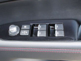 運転席の窓操作部分です。スイッチでミラーや窓の開閉が電動で行えます。
